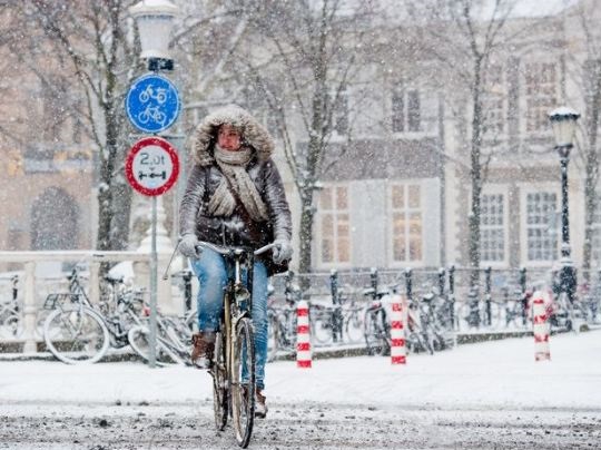 Ciclista sotto la neve ad Helsinki